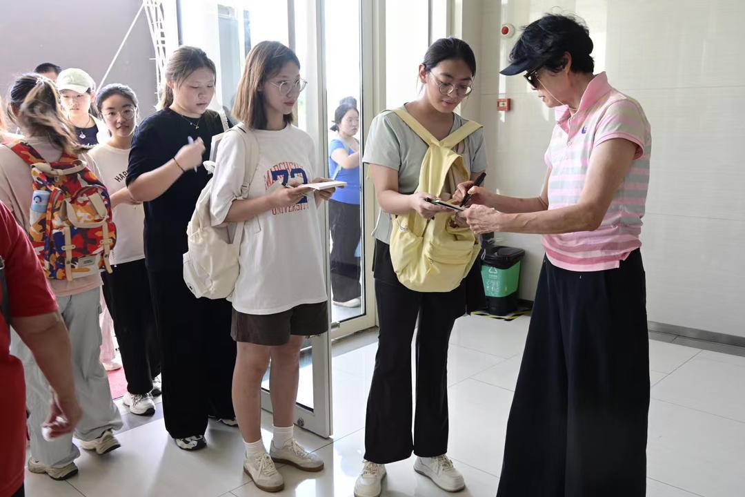 校向世界冠, 世界冠军孙, 赠书仪式后